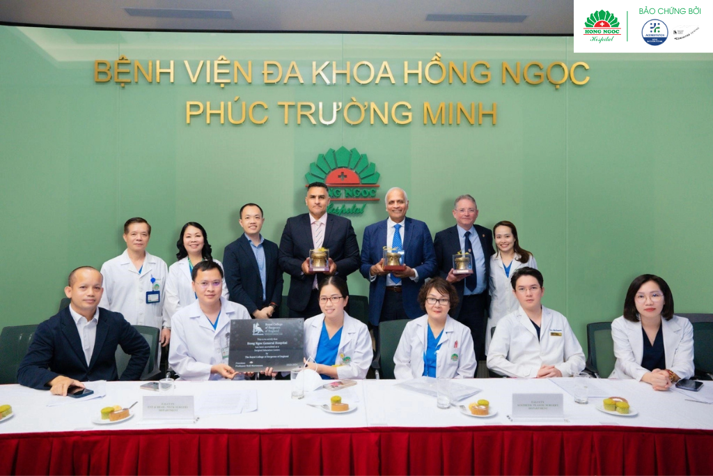 The medical team of Hong Ngoc General Hospital received the RCS accreditation alongside the hospital’s leadership representatives.