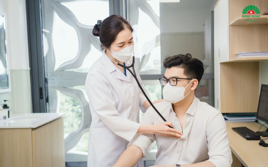 의사가 환자의 심장을 청진합니다