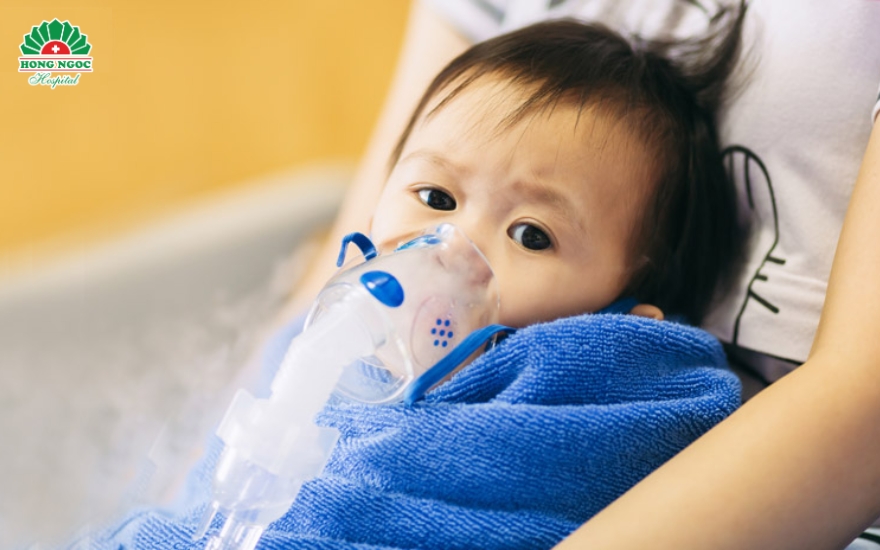 Viêm phổi là nguyên nhân phổ biến dẫn đến hội chứng phổi đông đặc ở trẻ em