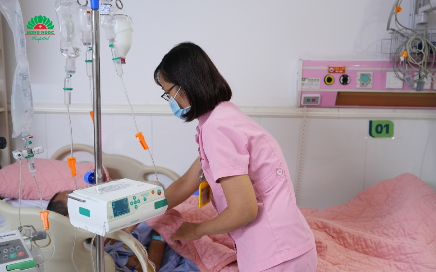 nguoi-dan-ong-nguy-kich-vi-o-ap-xe-gan-lon-chiem-gan-tron-gan-phai