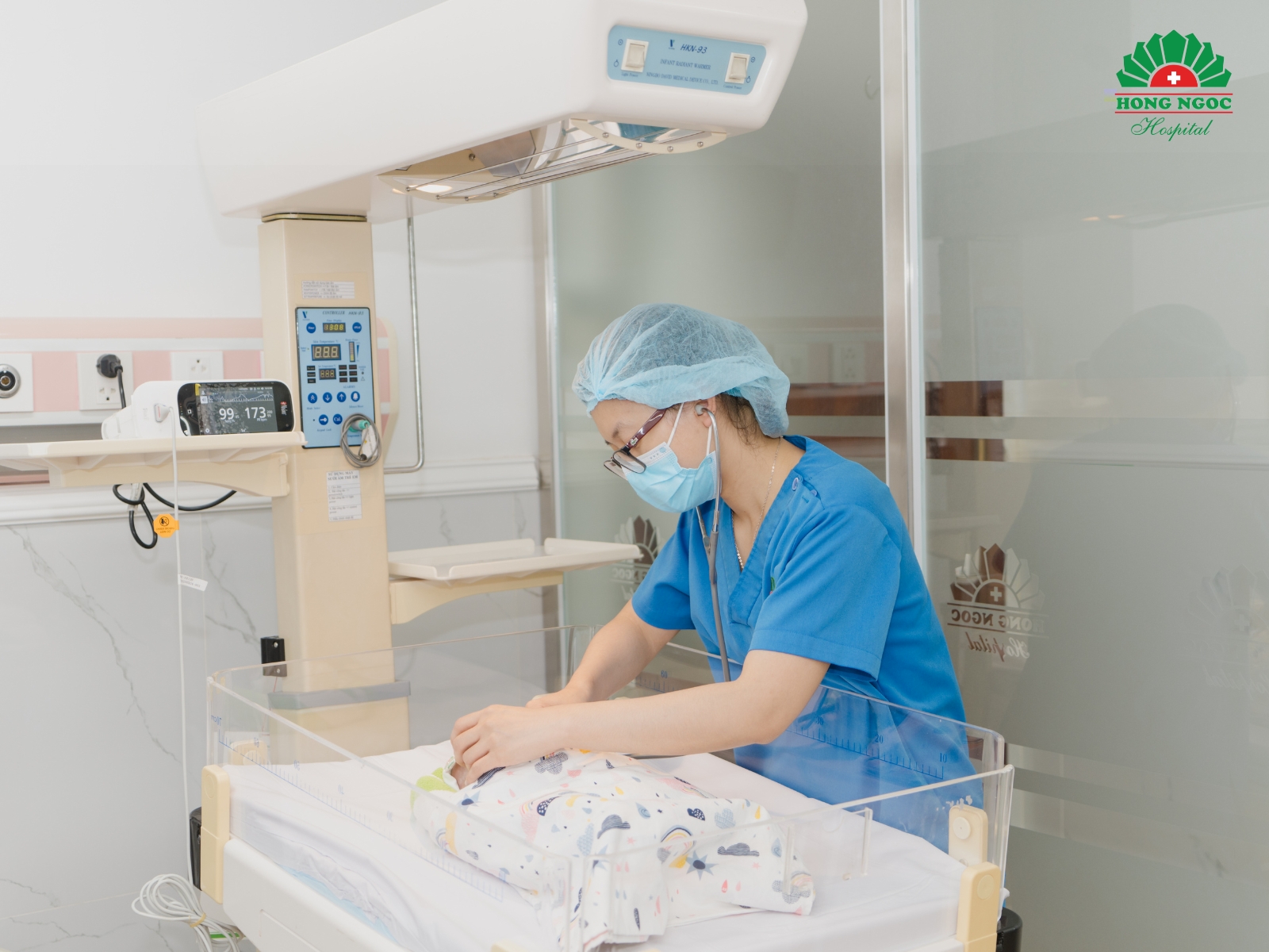 Gặp tình trạng suy hô hấp nghiêm trọng khi vừa chào đời, bé trai được cấp cứu khẩn cấp ngay tại phòng sinh