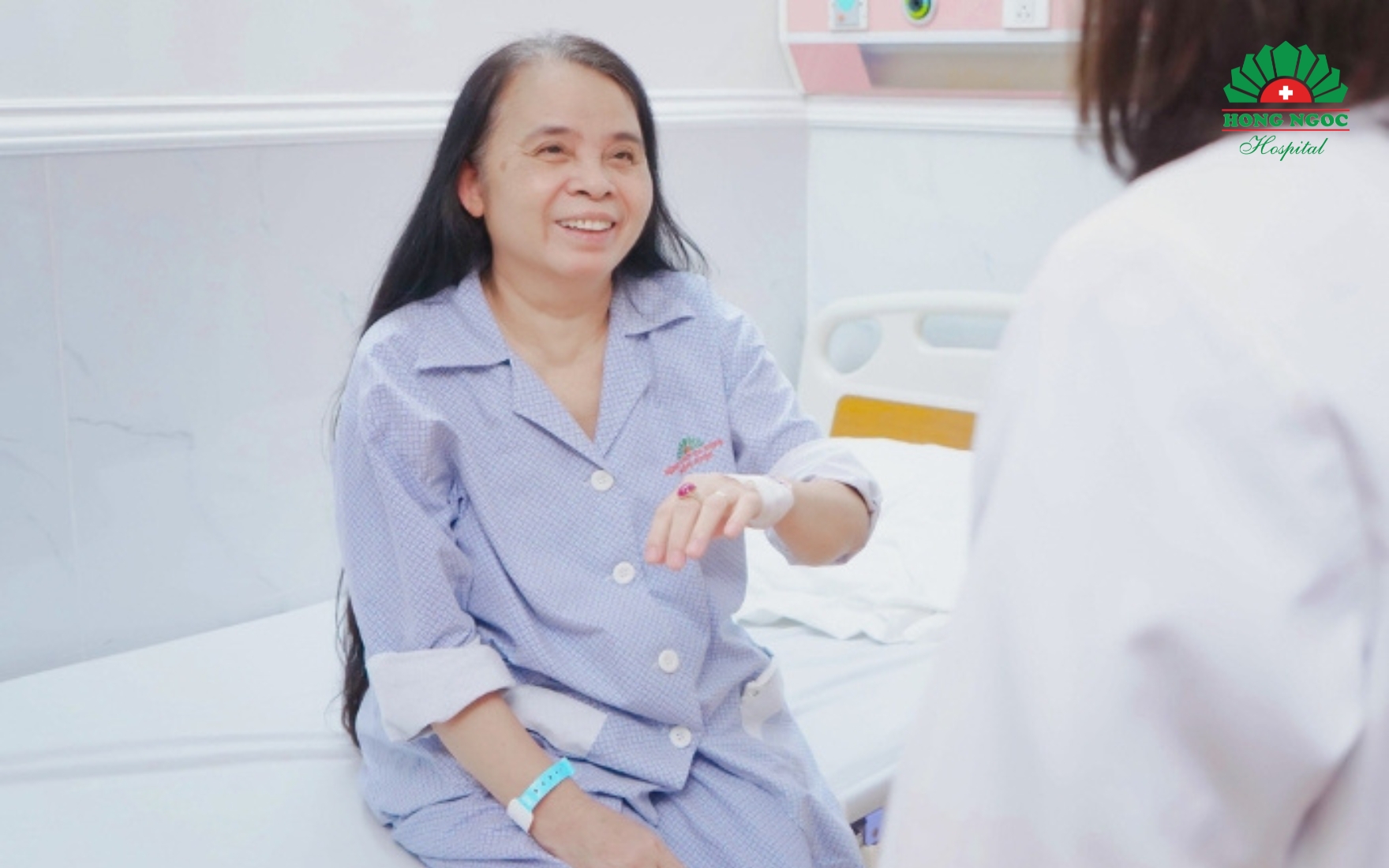 Nụ cười rạng rỡ của bác P.T. Hồng ngày ra viện