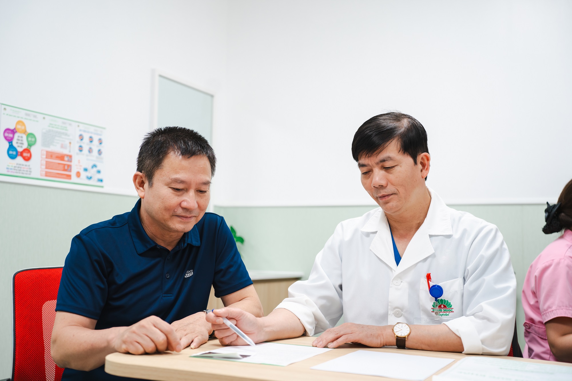 Khám và tư vấn cho bệnh nhân bị trĩ