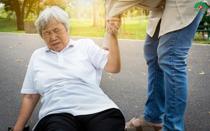 Người cao tuổi phòng bệnh mùa nóng: Dấu hiệu nguy hiểm cần biết