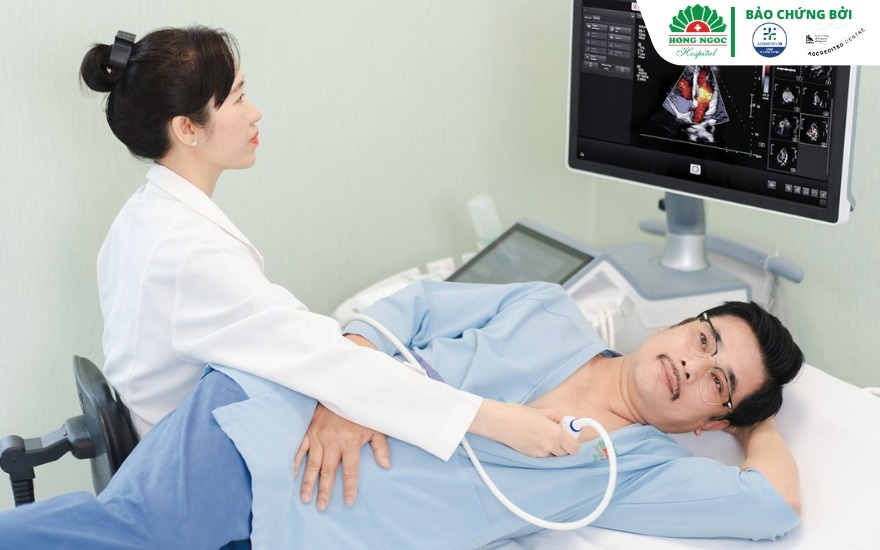 Bác sĩ BVĐK Hồng Ngọc siêu âm tim cho bệnh nhân