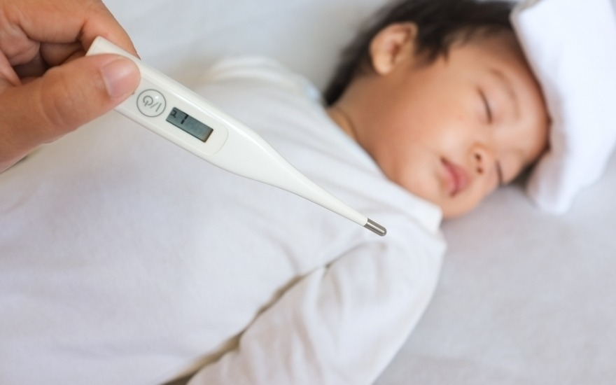 Trẻ sốt cao là dấu hiệu nguy hiểm