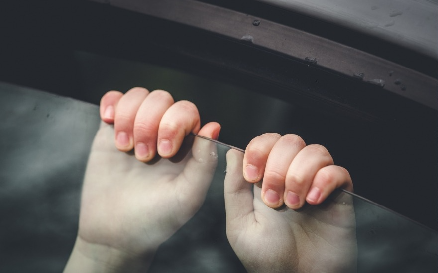 Trẻ ngồi ô tô một mình