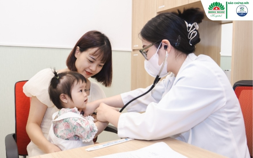 Bác sĩ BVĐK Hồng Ngọc khám nhi