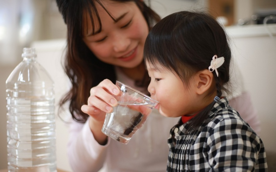 Cho trẻ uống nước lúc tỉnh táo
