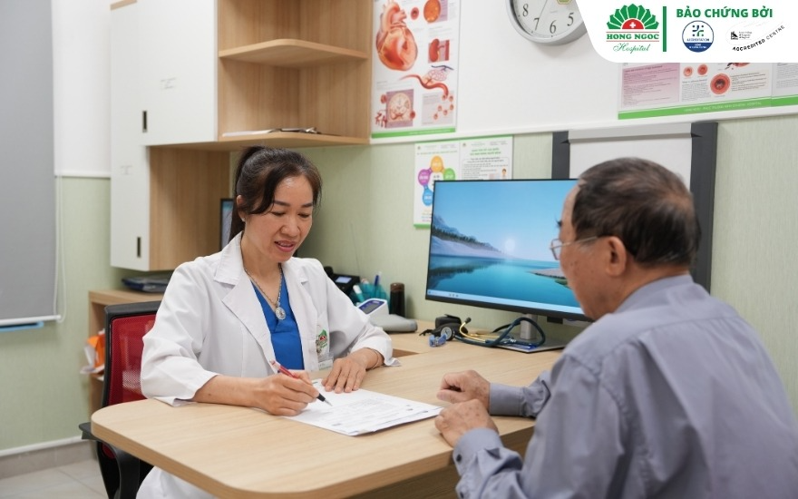Bác sĩ BVĐK Hồng Ngọc khám bệnh