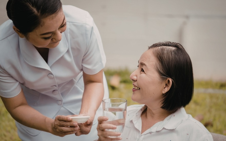 Người già uống nước tùy thuộc tình hình sức khỏe