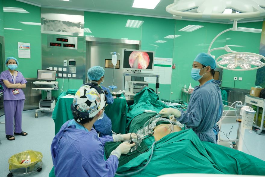 nâng ngực đường nách bằng công nghệ nội soi