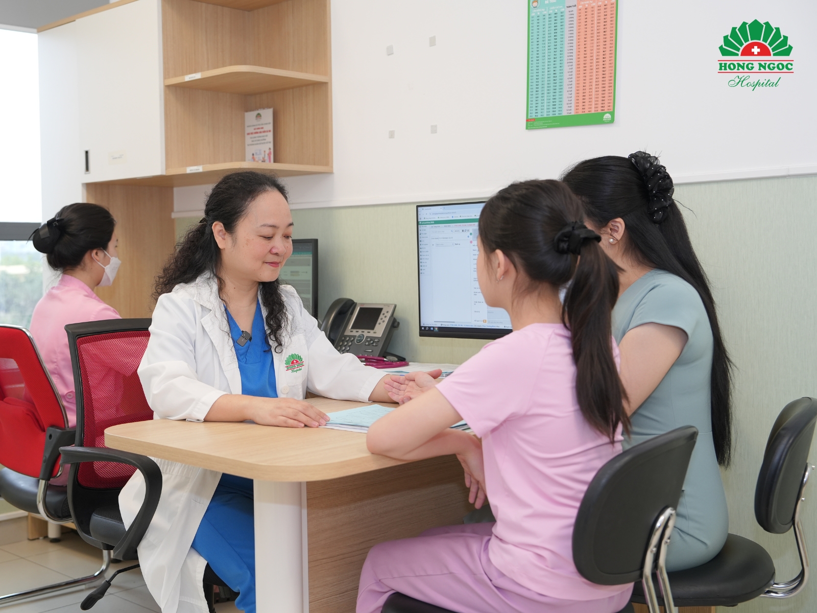 Trẻ được thăm khám với TS.BS. Lương Thị Thu Hiền - Chuyên gia đầu ngành về Nội Tiết - Di Truyền Trẻ em & Vị thành niên tại BVĐK Hồng Ngọc