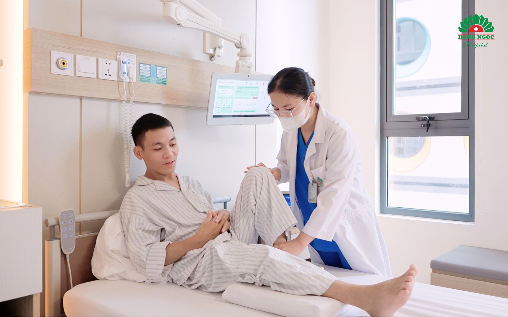 ThS.BSNT Nguyễn Thị Vân thăm khám cho bệnh nhân M