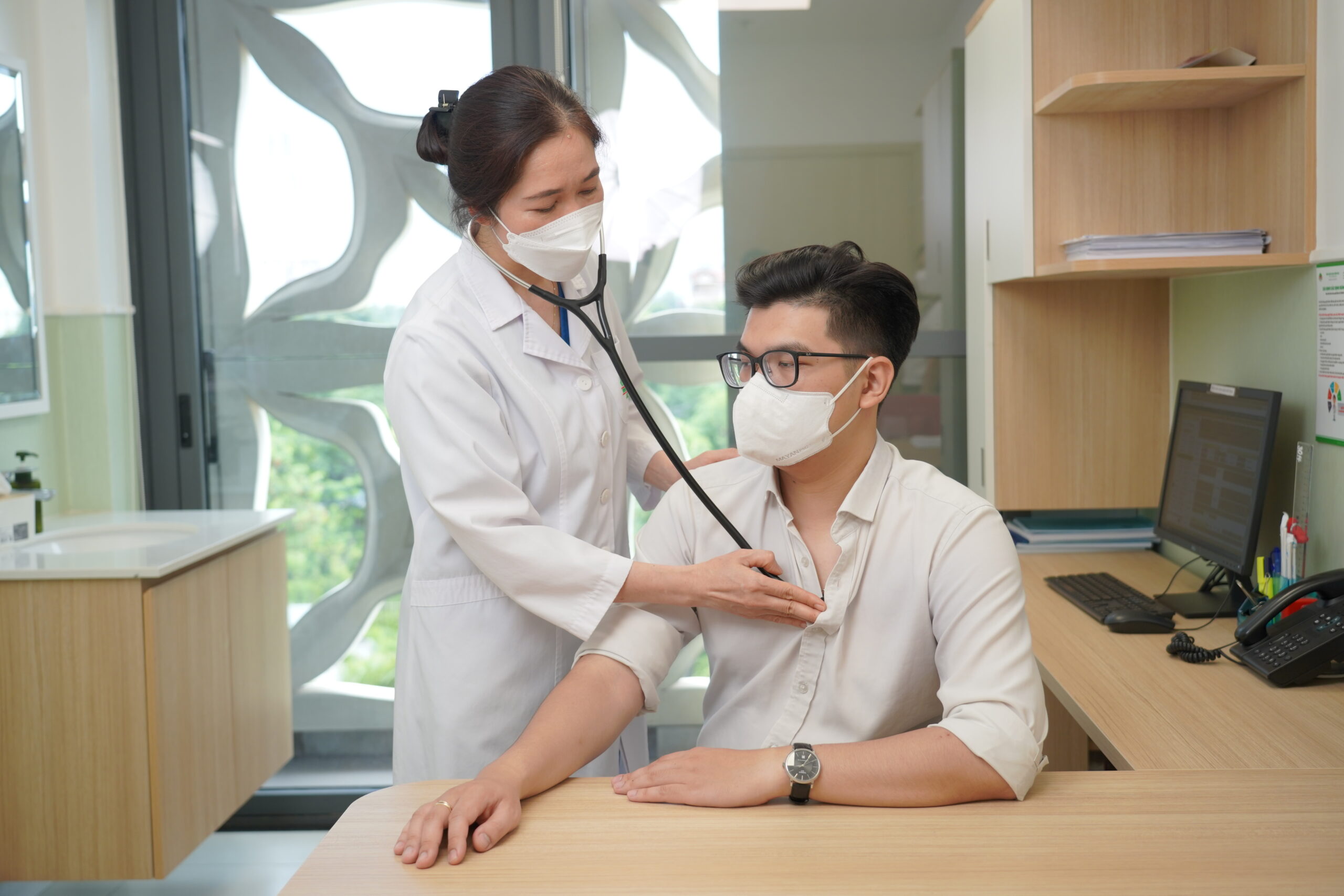 Bác sĩ tiến hành lắng nghe tim, phổi ở những bệnh nhân bị block nhĩ thất độ 2