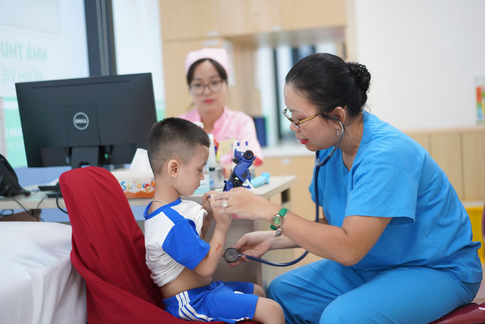 Kham Nhi Tai Hong Ngoc