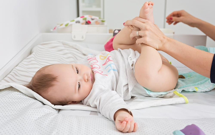 Trẻ đi ngoài phân nhầy sủi bọt