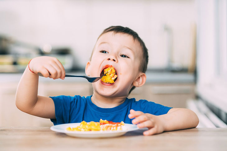 trẻ nhỏ ăn trứng