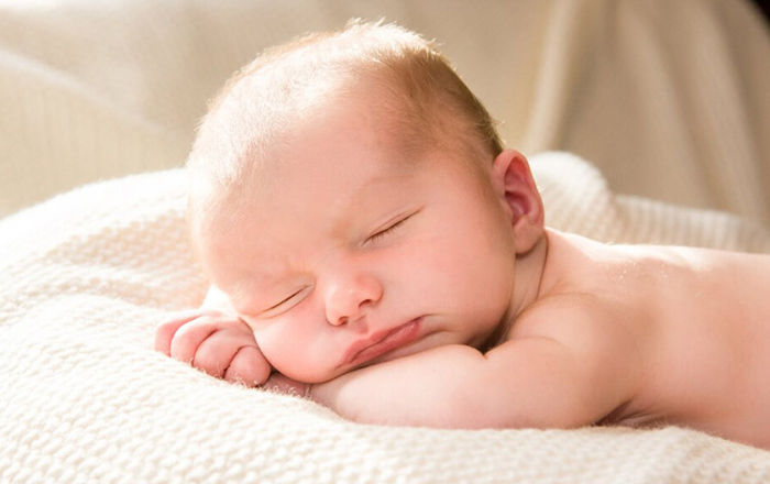 tắm nắng cho trẻ