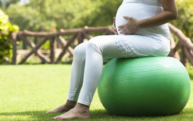 tư thế giúp chuyển dạ dễ dàng