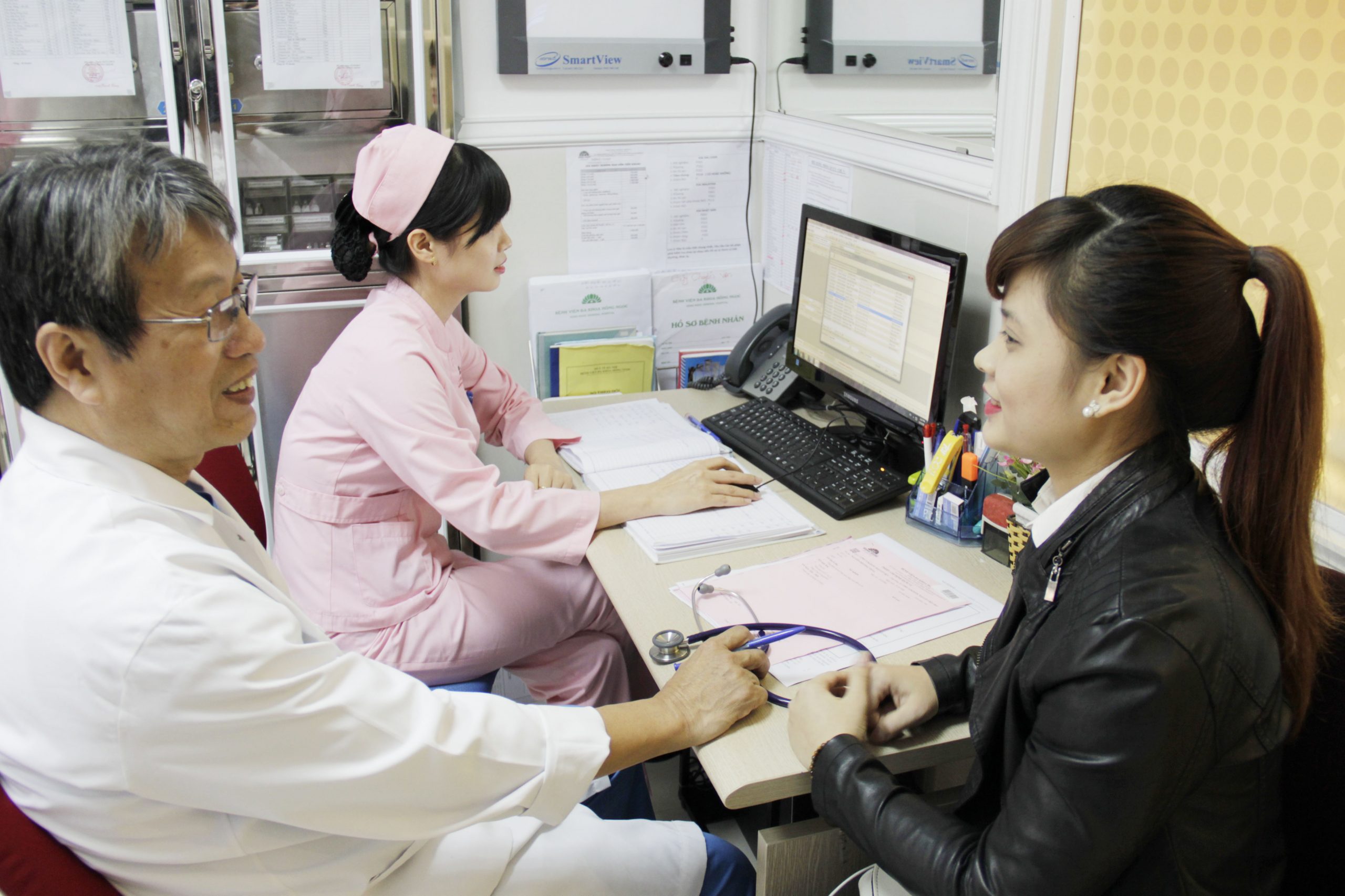 người bệnh được Bác sĩ thăm khám trước khi nội soi