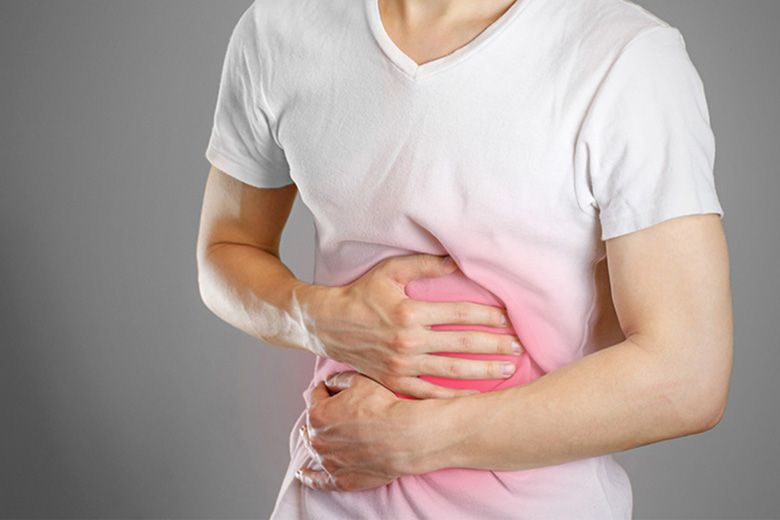 Kích thước gan to lên khiến người bệnh bị đau bụng