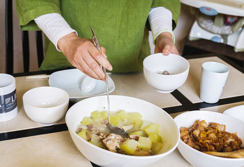 Canh đu đủ giúp cổ tử cung co bóp mạnh để đẩy sản dịch ra ngoài