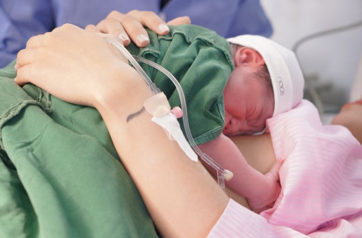 Da kề da với con ngay sau sinh