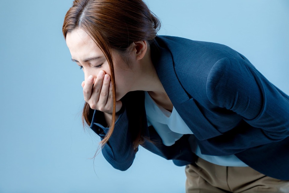 buồn nôn ra nước miếng trong