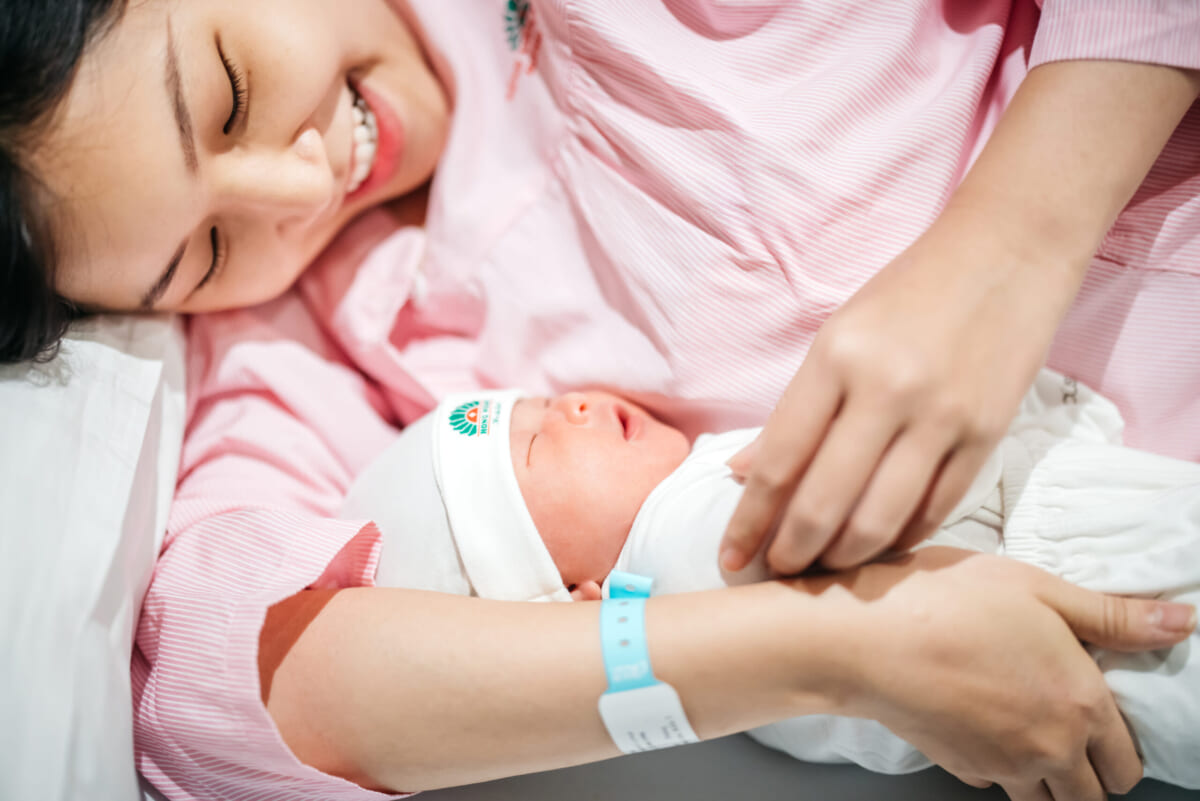 Cẩm nang nuôi con bằng sữa mẹ sẽ là món quà ý nghĩa và thiết thực mà Bệnh viện Hồng Ngọc gửi tặng các mẹ