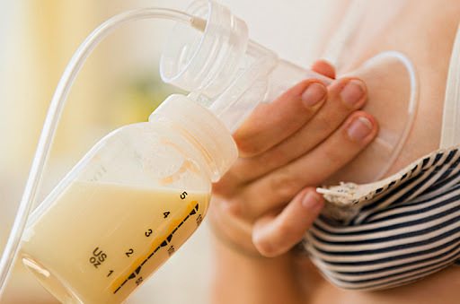 Tre-so-sinh-khong-bu-dươc-sua-me