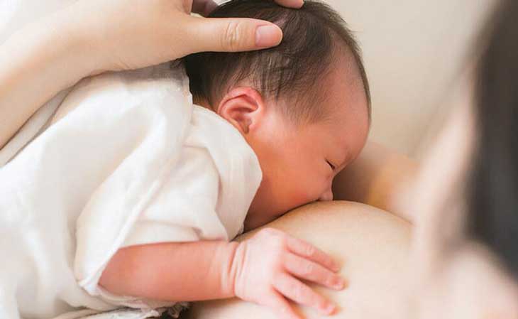 Trẻ ngậm bắt vú đúng