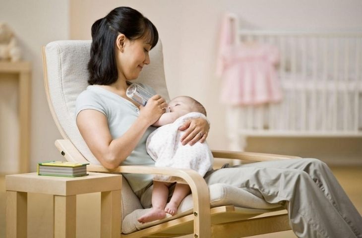 có nên hút sữa ra bình cho bé bú