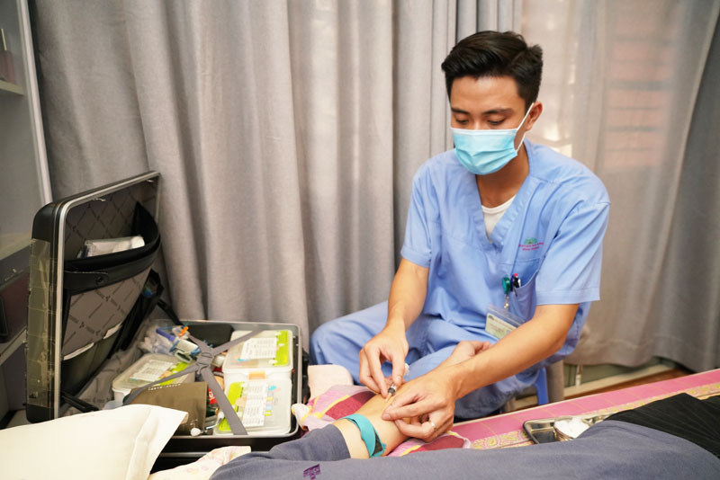 Lấy mẫu xét nghiệm tại Bệnh viện Hồng Ngọc