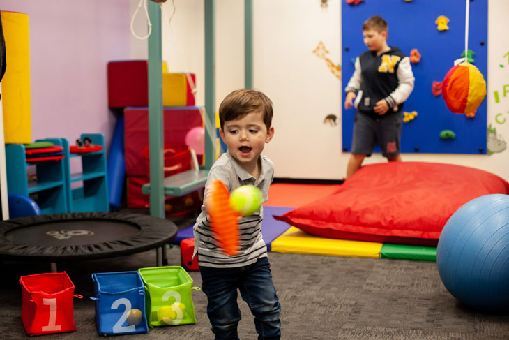 trẻ tự kỷ có chữa được không