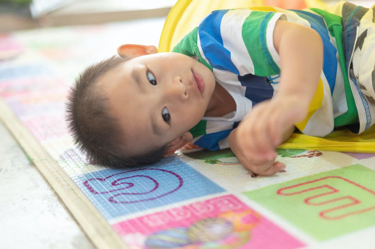 điều trị cho trẻ tự kỷ tại nhà