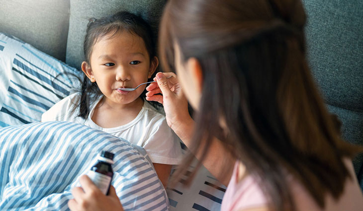 bé bị viêm phế quản uống thuốc gì