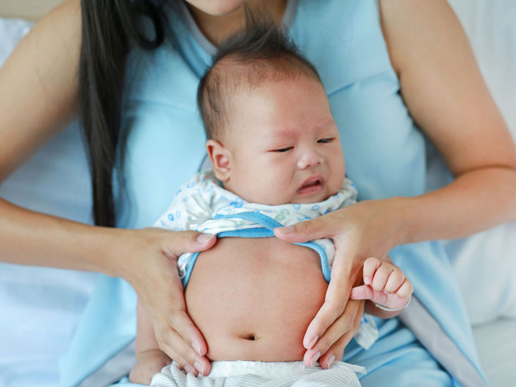 dấu hiệu trẻ sơ sinh bị táo bón