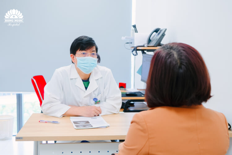 BS Nguyễn Xuân Hùng thăm khám bệnh về hậu môn trực tràng