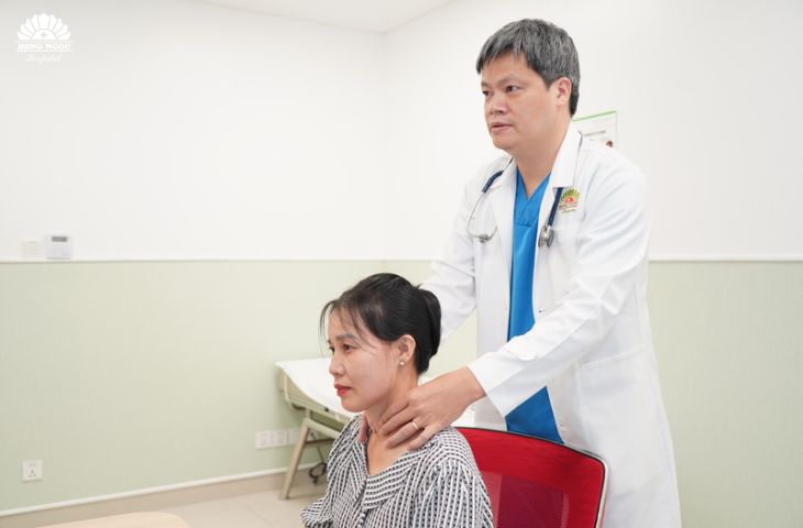 Bác sĩ thực hiện kỹ thuật khám sờ phía sau cho bệnh nhân