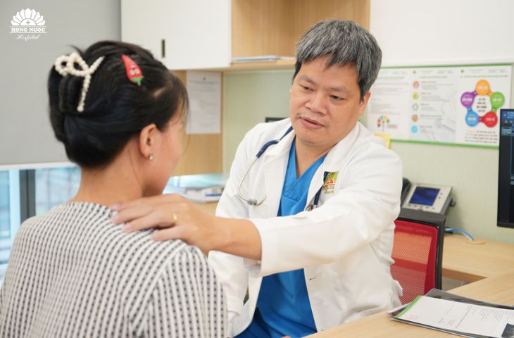 Tư thế ngồi của bác sĩ và bệnh nhân khi thực hiện khám lâm sàng tuyến giáp