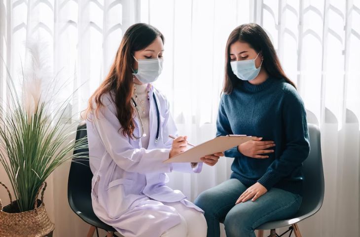 Hỏi bệnh sử và kiểm tra ngoại âm đạo là bước đầu tiên khi đi khám phụ khoa