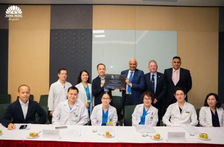 Bệnh viện Hồng Ngọc nhận chứng chỉ từ Hiệp hội Phẫu thuật Hoàng gia Anh