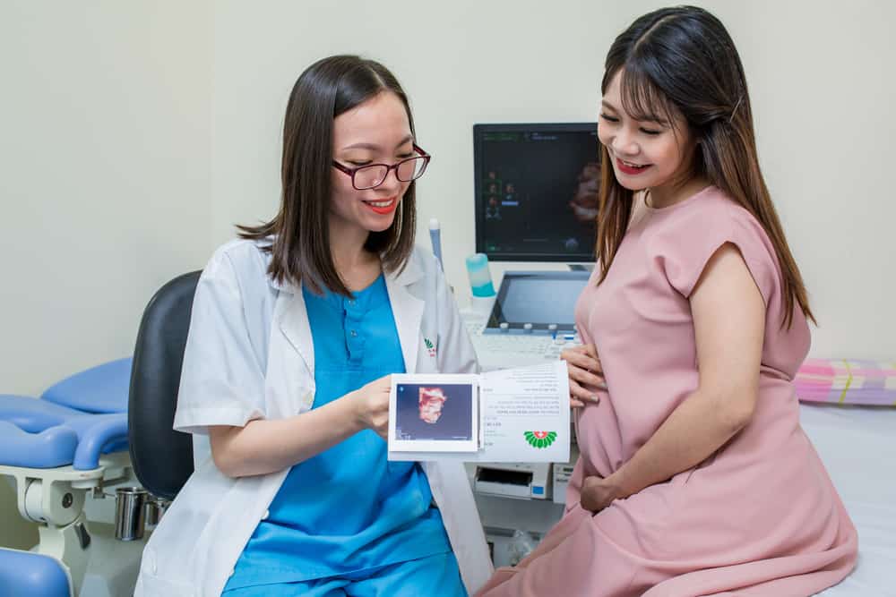 Kiểm tra thai định kỳ để phát hiện và kịp thời điều trị các vấn đề nhiễm trùng