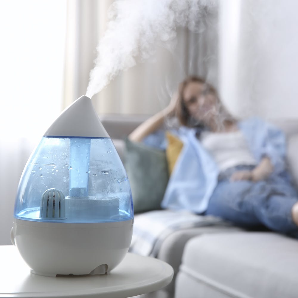 Sử dụng máy tạo độ ẩm không khí trong phòng giúp làm dịu đường mũi, họng