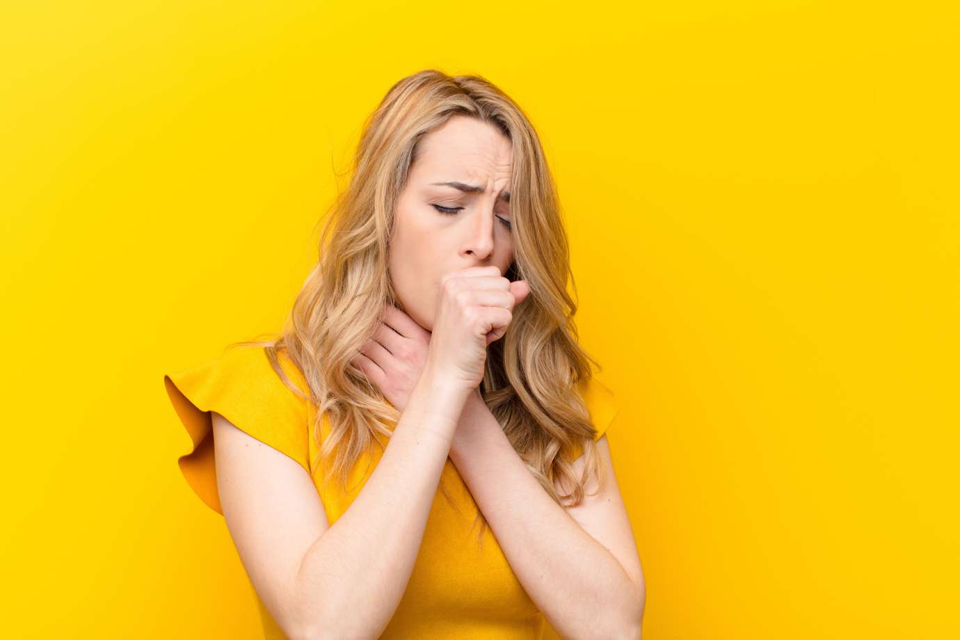 Ho khan kéo dài thường xuất hiện dữ dội sau khi thức dậy