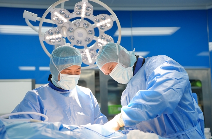 Thay khớp háng toàn phần DAA không cắt gân cơ.