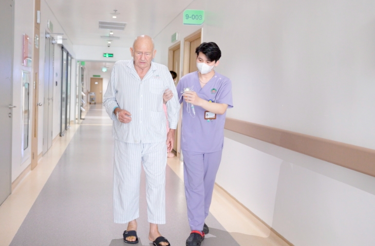 Bệnh nhân cần tập phục hồi chức năng sớm sau phẫu thuật thay khớp háng.